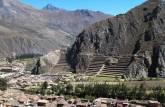 A cidade atual e as antigas ruínas de Ollantaytambo, no Valle Sagrado, perto de Cusco, no Peru